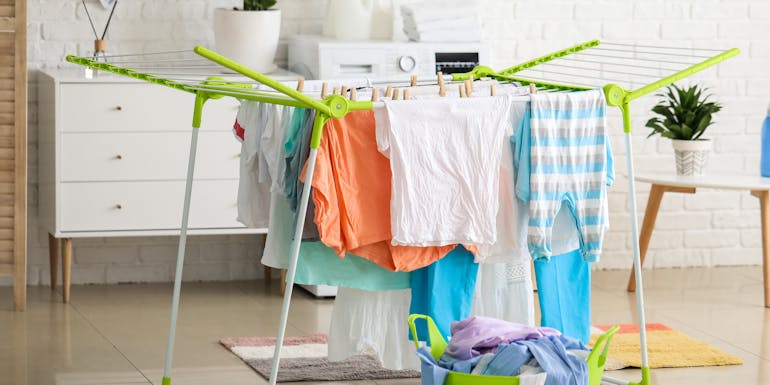 Du linge sur un séchoir dans un appartement Du linge sur un séchoir dans un appartement
