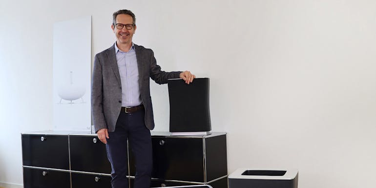 Martin Stadler mit Roger little Luftreiniger von Stadler Form Martin Stadler mit Roger little Luftreiniger von Stadler Form