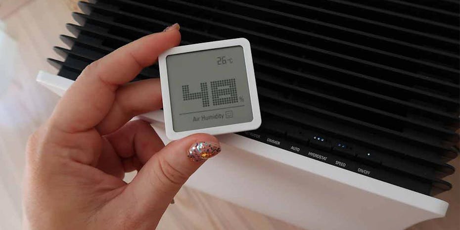 Coco Rebelista hält ein Selina Little Hygrometer von Stadler Form. Coco Rebelista hält ein Selina Little Hygrometer von Stadler Form.