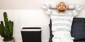 Kariem Hussein entspannt sich neben dem Luftreiniger Roger von Stadler Form. Kariem Hussein entspannt sich neben dem Luftreiniger Roger von Stadler Form.