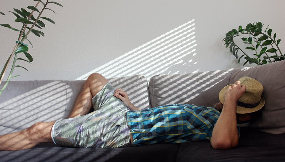 Mann schläft auf dem Sofa Mann schläft auf dem Sofa