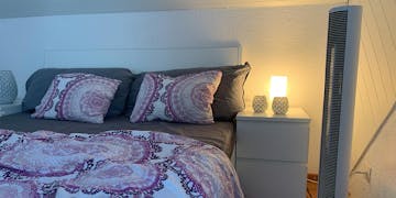 Turmventilator Peter von Stadler Form in Weiß in einem Schlafzimmer