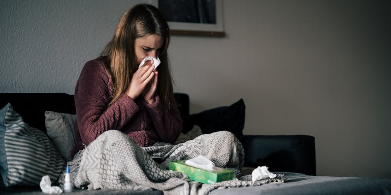 Frau mit einer Erkältung Frau mit einer Erkältung
