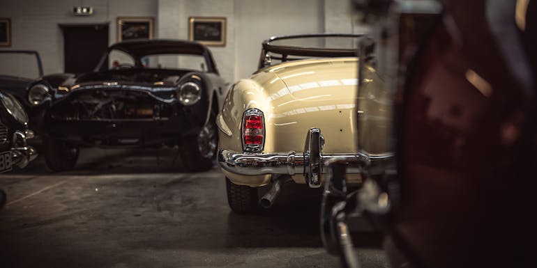Ancienne voiture dans un garage Ancienne voiture dans un garage