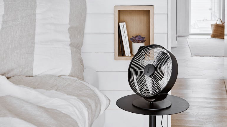 Tim Ventilator von Stadler Form in schwarzer Farbe in einem hellen Schlafzimmer Tim Ventilator von Stadler Form in schwarzer Farbe in einem hellen Schlafzimmer