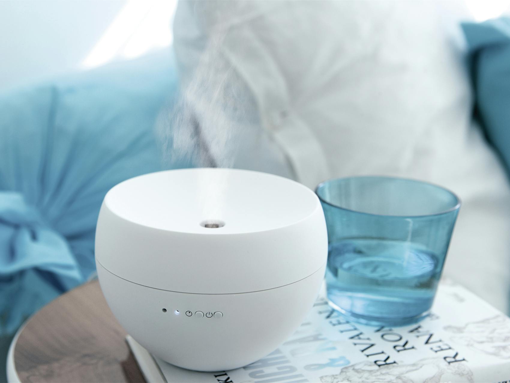 Jasmin aroma diffuser by Stadler Form in white Jasmin aroma diffuser by Stadler Form in white on a small table