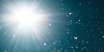 Wassertropfen in einem sonnigen Himmel