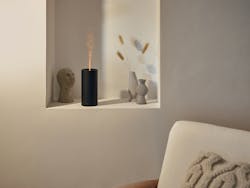 Lucy Aroma-Diffuser von Stadler Form in Schwarz als Dekoration in einem Wohnzimmer