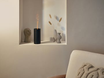 Lucy Aroma-Diffuser von Stadler Form in Schwarz als Dekoration in einem Wohnzimmer