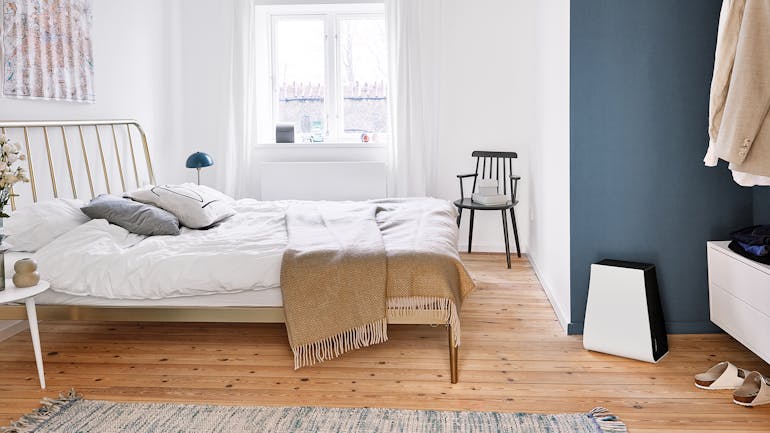 George Luftwäscher von Stadler Form in einem modernen Schlafzimmer mit offenem Kleiderschrank