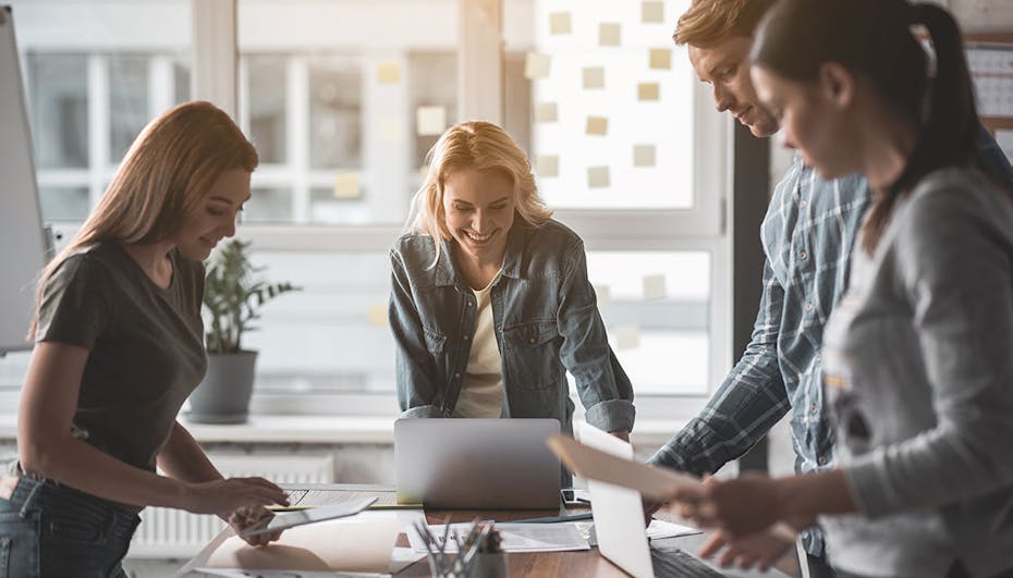 Glückliche Mitarbeiter im Büro Glückliche Mitarbeiter im Büro