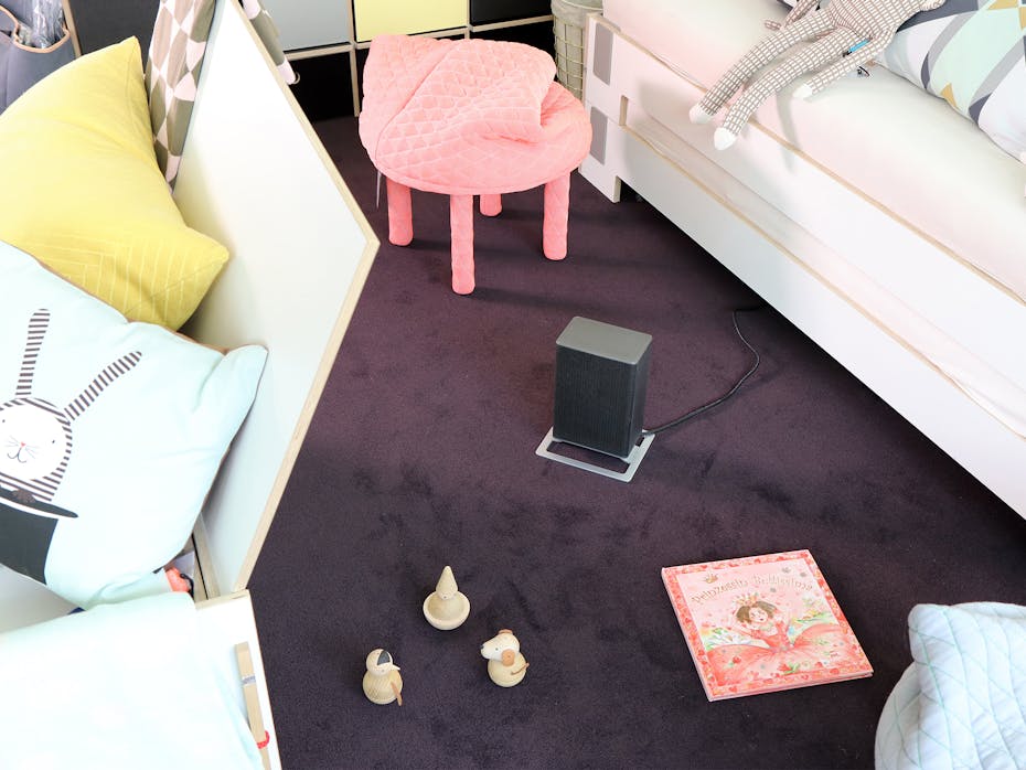 Anna Little Heizlüfter von Stadler Form in Titan Anna kleiner Heizlüfter von Stadler Form in Titan in einem Kinderzimmer
