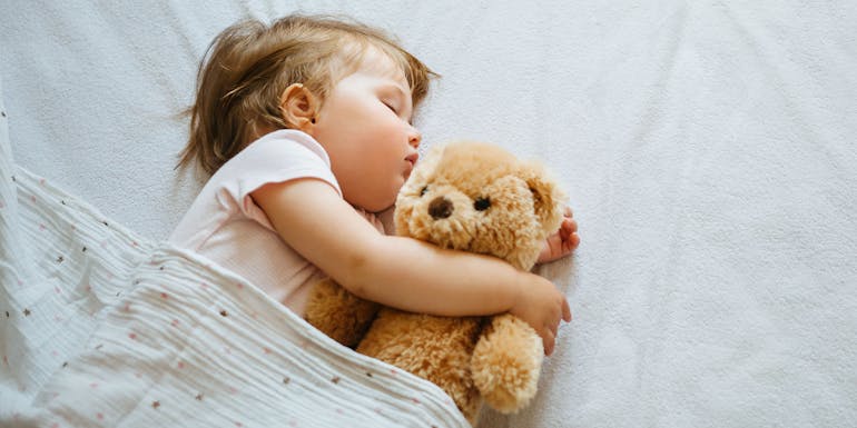Kleines Mädchen schläft mit Teddybär Kleines Mädchen schläft mit Teddybär