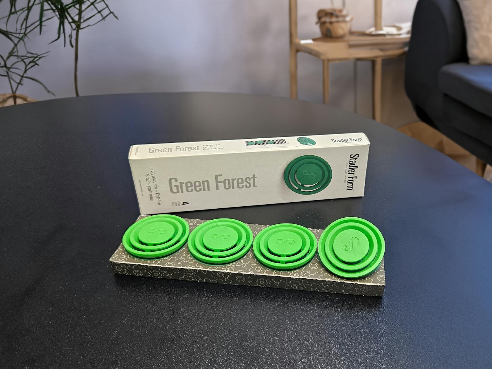 Duftstift Green Forest Packung mit 4 Stück von Stadler Form auf einem Tisch Duftstift Green Forest Packung mit 4 Stück von Stadler Form auf einem Tisch