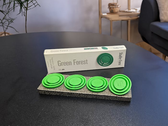 Duftstift Green Forest Packung mit 4 Stück von Stadler Form auf einem Tisch Duftstift Green Forest Packung mit 4 Stück von Stadler Form auf einem Tisch