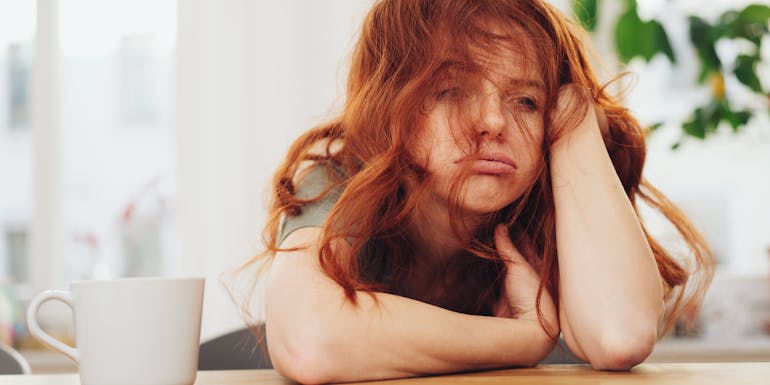 Exhausted woman on a table Erschöpfte Frau auf einem Tisch