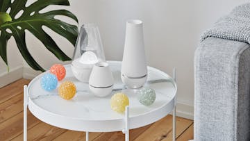 Lina, Nina und Tima Aroma-Diffuser mit Duftkugeln von Stadler Form auf einem Beistelltisch neben einem Sofa