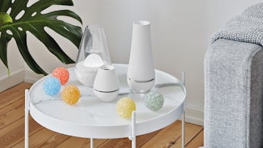 Lina, Nina und Tima Aroma-Diffuser mit Duftkugeln von Stadler Form auf einem Beistelltisch neben einem Sofa