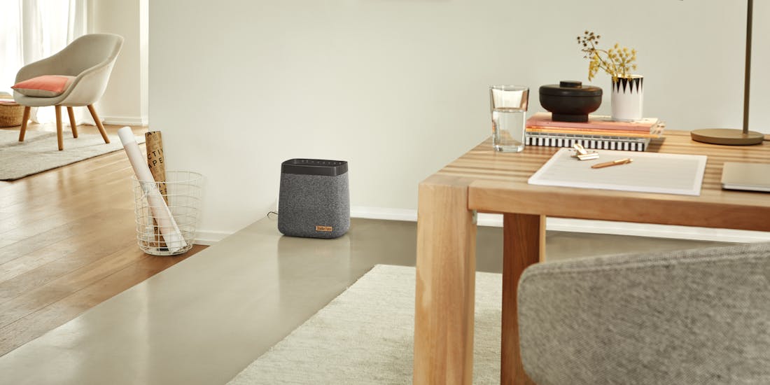 Luftbefeuchter Karl von Stadler Form in einem Wohnzimmer im Einsatz während des Homeoffice Luftbefeuchter Karl von Stadler Form in einem Wohnzimmer im Einsatz während des Homeoffice.