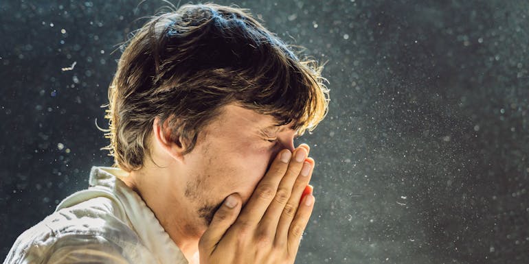 Homme allergique à la poussière Homme allergique à la poussière