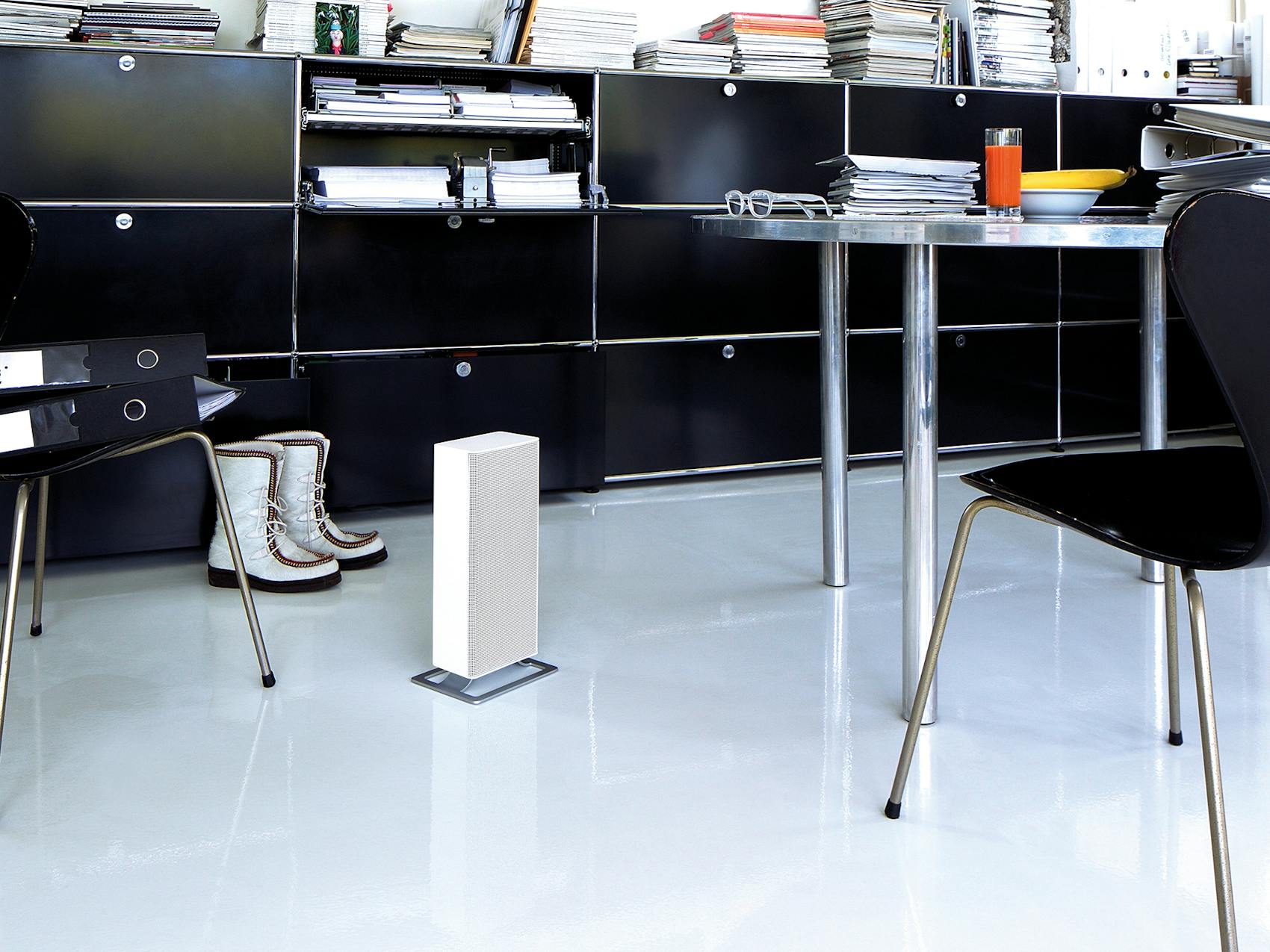 Anna Heizlüfter von Stadler Form in Weiß Anna-Heizgerät von Stadler Form in Weiß in einem Büro