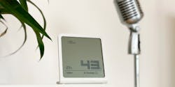Hygromètre Selina entre une plante et un microphone