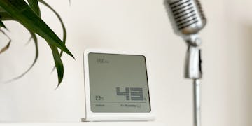 Selina-Hygrometer zwischen einer Pflanze und einem Mikrofon