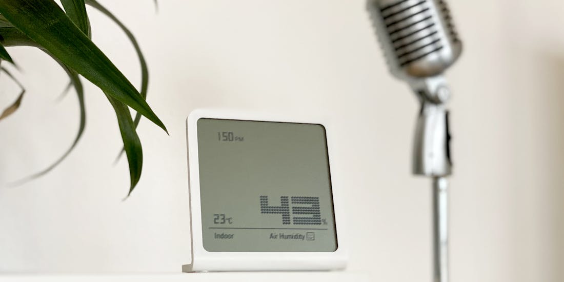 Selina hygrometer by Stadler Form between a plant and a hygrometer Selina hygrometer between a plant and a microphone