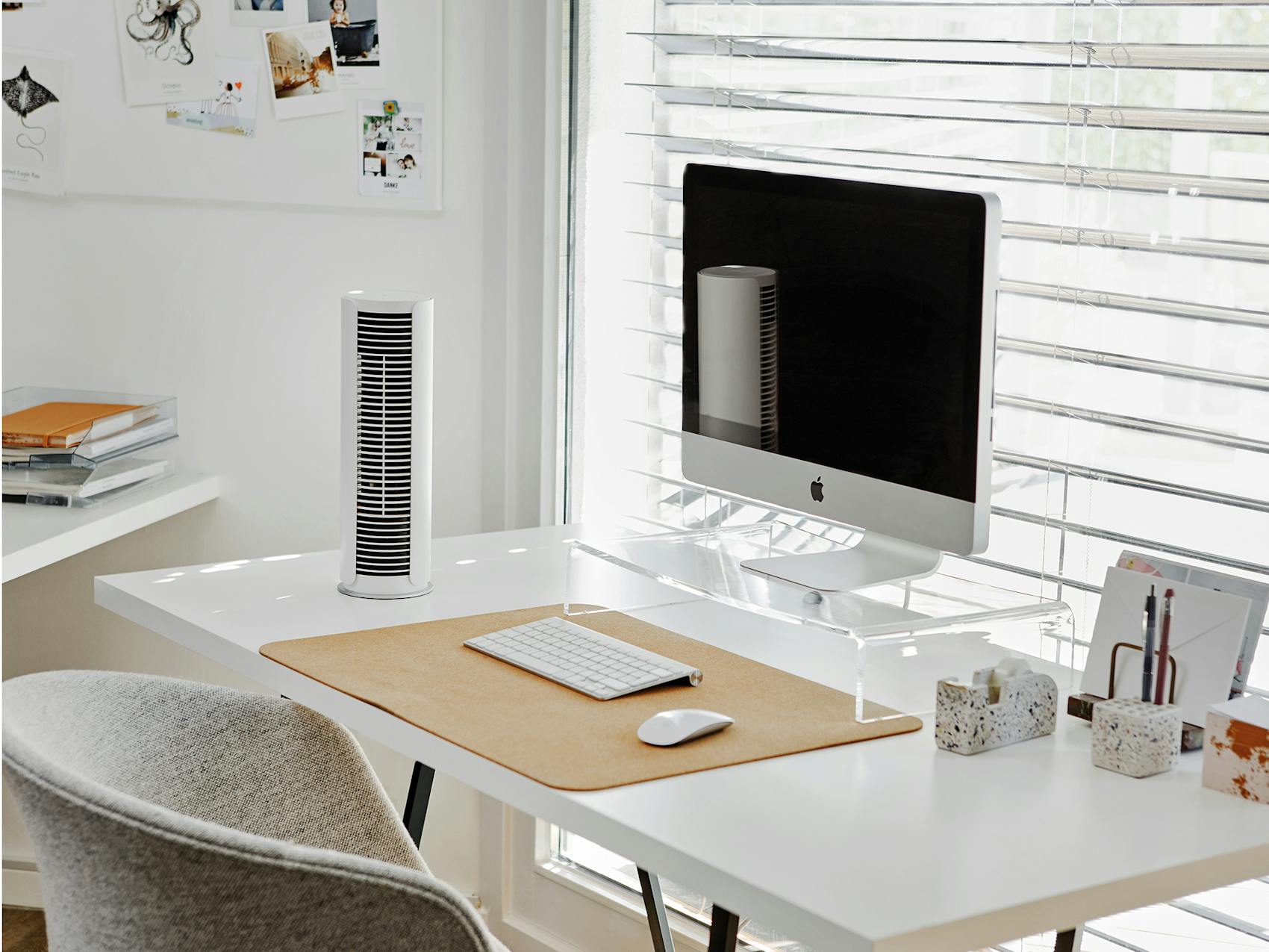 Peter little fan by Stadler Form in white on an office table