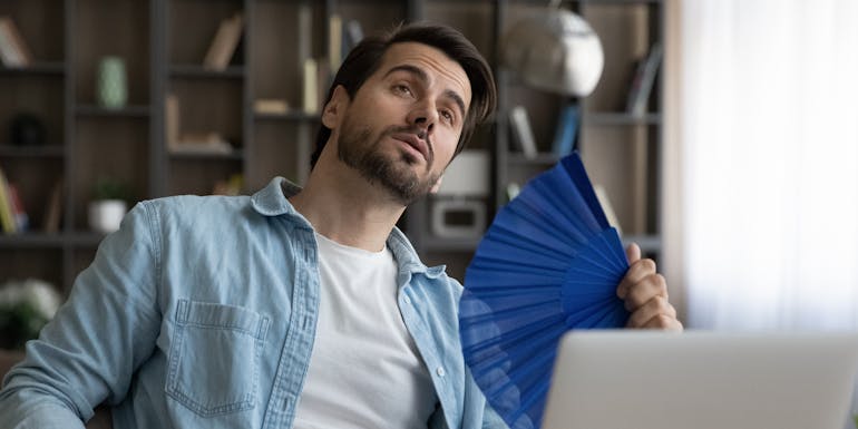 Un homme qui souffre de la chaleur Un homme qui souffre de la chaleur