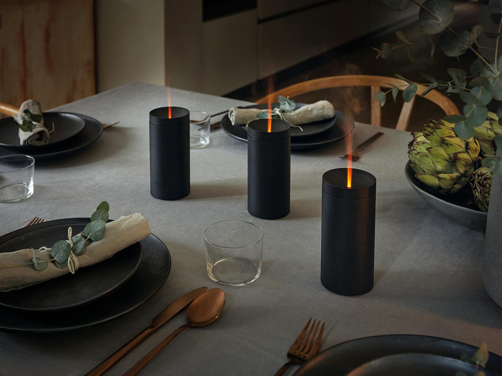 Aroma-Diffusor Lucy von Stadler Form in Schwarz Lucy Aroma-Diffuser von Stadler Form in Schwarz als Dekoration auf einem Tisch