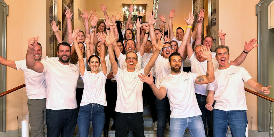 Stadler Form Team feiert mit erhobenen Händen 2023