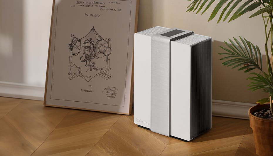 Robert Luftwäscher in Silber von Stadler Form neben einer Pflanze und einem Gemälde Robert Luftwäscher in Silber von Stadler Form neben einer Pflanze und einem Gemälde