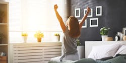 Femme s'étirant le matin dans la chambre