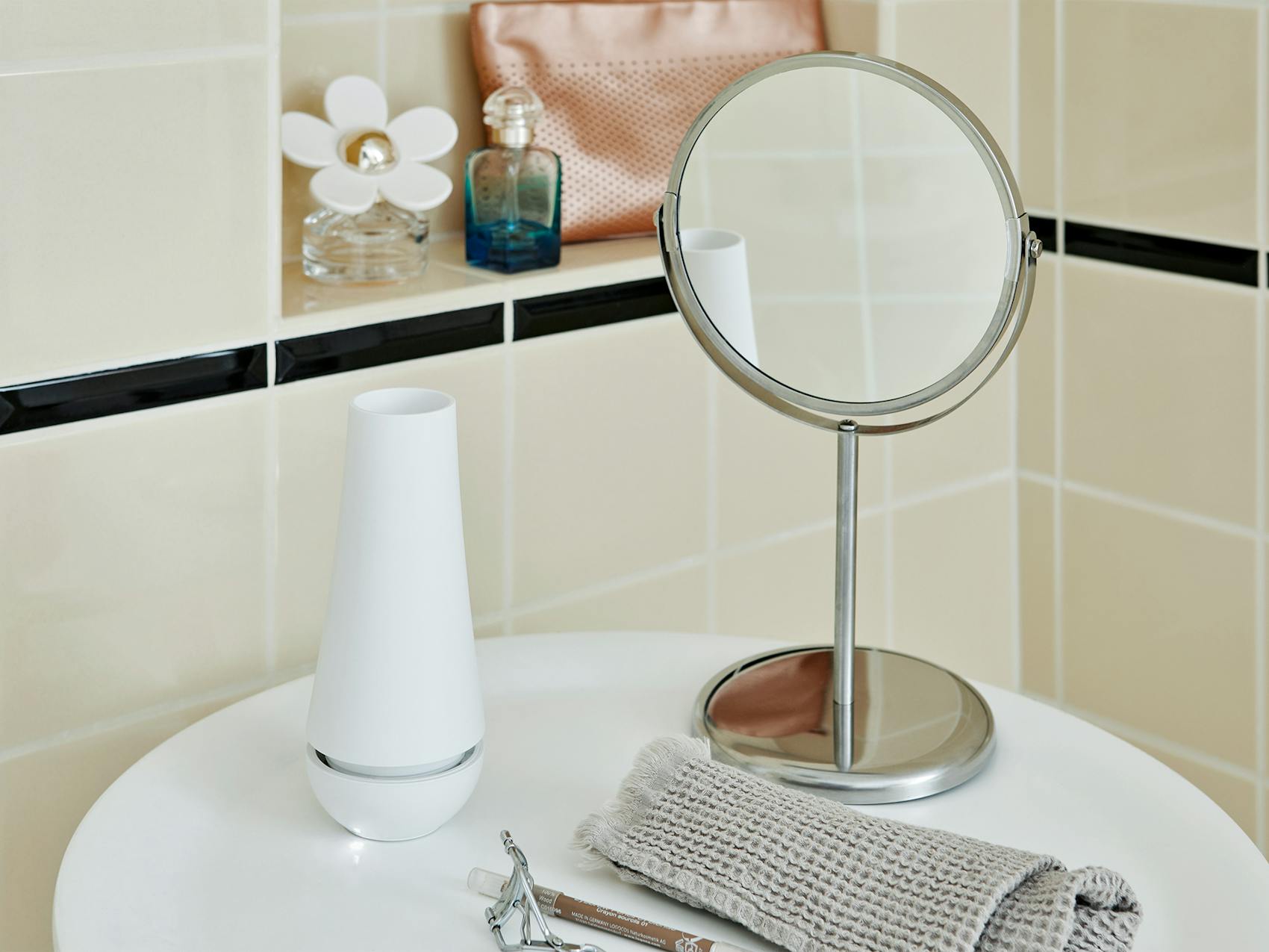 Tina Aroma Diffuser von Stadler Form Tina Aroma-Diffuser von Stadler Form in einem Badezimmer