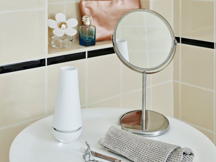 Tina Aroma Diffuser von Stadler Form Tina Aroma-Diffuser von Stadler Form in einem Badezimmer