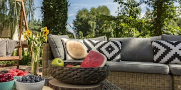 Sommersitzbereich auf dem Balkon mit Obst auf dem Tisch