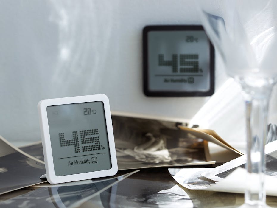 Selina kleines Hygrometer von Stadler Form in Weiß und Schwarz Selina kleines Hygrometer von Stadler Form in Weiß und Schwarz auf einem Tisch