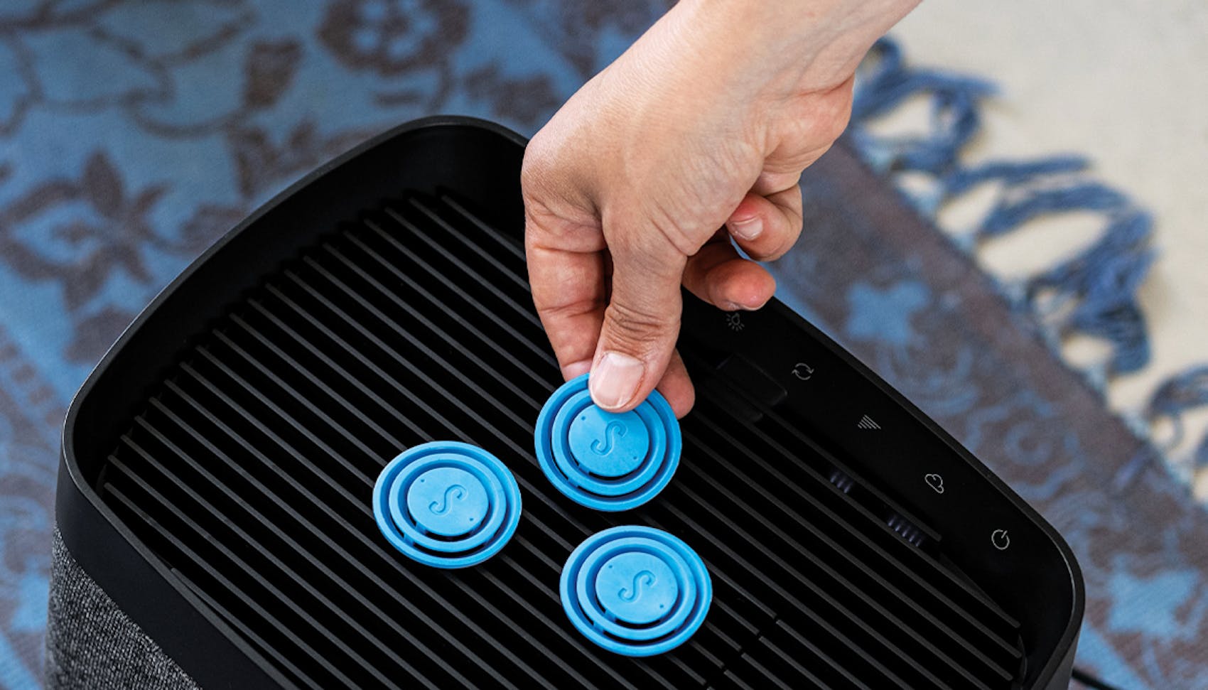 Humidificateur Stadler Form Karl avec broches à parfum bois de rose bleu Humidificateur Stadler Form Karl avec broches à parfum bois de rose bleu