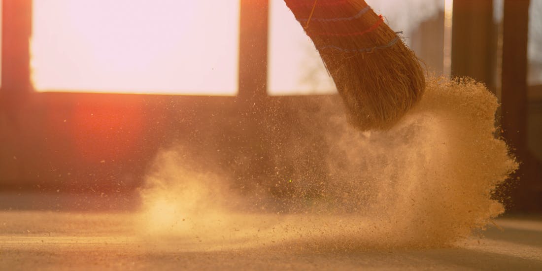 Dust and dirt are stirred up when wiping. Dust and dirt are stirred up when wiping.