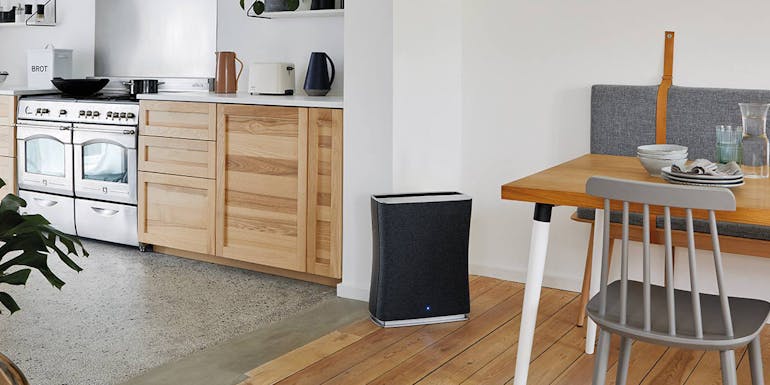 Luftreiniger Roger von Stadler Form neben einem Esstisch Luftreiniger Roger von Stadler Form neben einem Esstisch