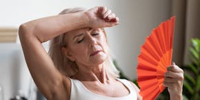 Frau leidet unter Hitze