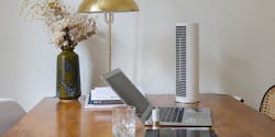 Peter kleiner Tischventilator von Stadler Form auf einem Schreibtisch im Homeoffice