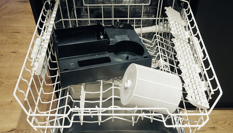 Reinigung des Scheibenpakets und der Wasserschale von George im Geschirrspüler Reinigung des Disc-Packs und der Wasserschale von George im Geschirrspüler