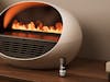 Gros plan sur le radiateur soufflant Erik et l'huile parfumée Fireplace dans une ambiance chaleureuse