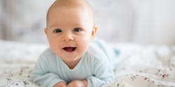 Ein glückliches lächelndes Baby