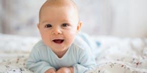 Ein glückliches lächelndes Baby Ein glückliches lächelndes Baby