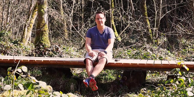 Man nimmt eine Pause draußen, während er in seinem Homeoffice arbeitet. Man nimmt eine Pause draußen, während er in seinem Homeoffice arbeitet.