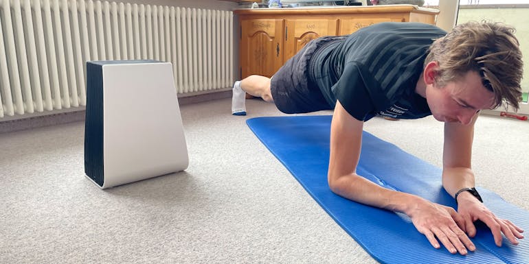 Cedric Steiner plankt neben dem Luftwäscher George von Stadler Form Cedric Steiner plankt neben dem Luftwäscher George von Stadler Form