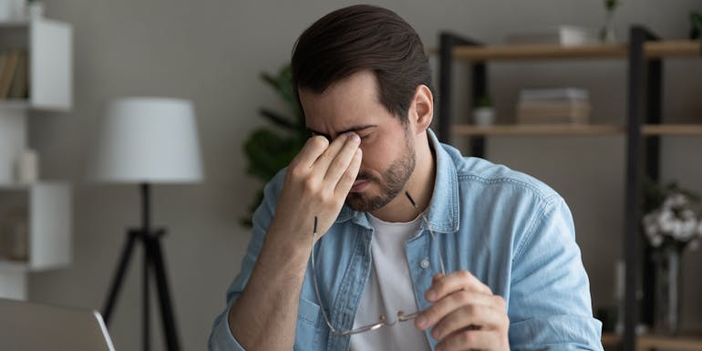 Man reibt sich die Augen. Mann reibt sich die Augen
